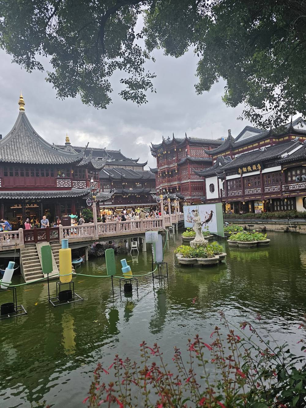 Yu Gardens - modern vs ancient